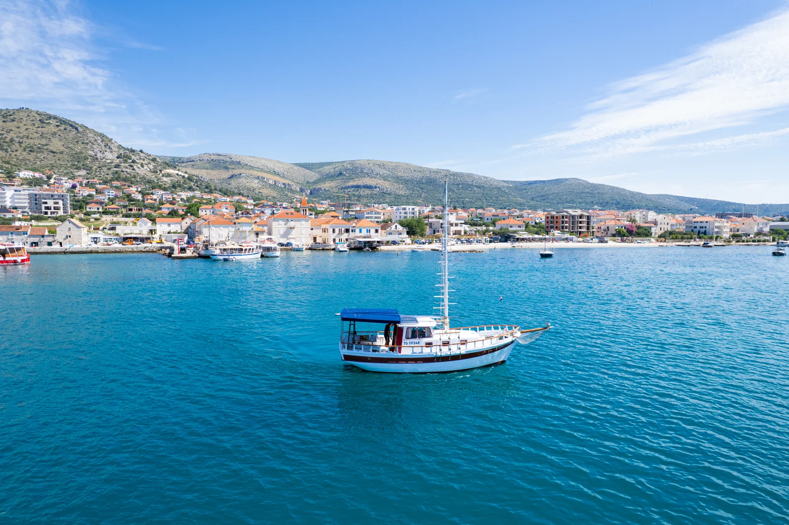 Vessel Hum on the Adriatic